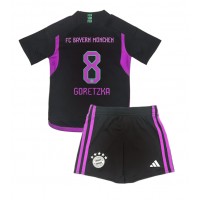 Echipament fotbal Bayern Munich Leon Goretzka #8 Tricou Deplasare 2023-24 pentru copii maneca scurta (+ Pantaloni scurti)